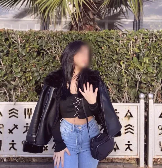 Daniela, 19