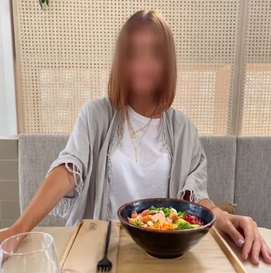 Manuela, 37